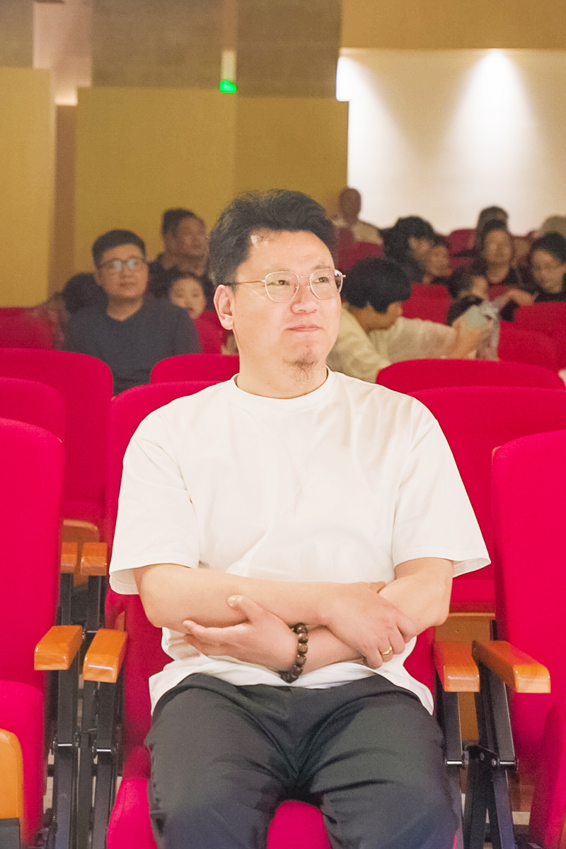 潘曉煒老師在“少年非遺說(shuō)”浙江傳說(shuō)故事講述大賽活動(dòng)現(xiàn)場(chǎng)